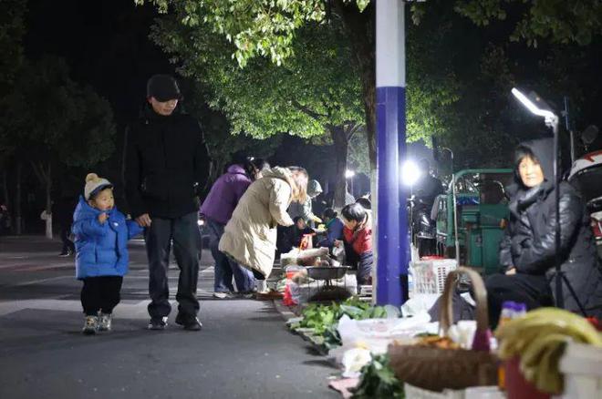 这个县城创造罚款收入下降“奇迹”开元ky棋牌政府大楼旁可以摆摊(图3)